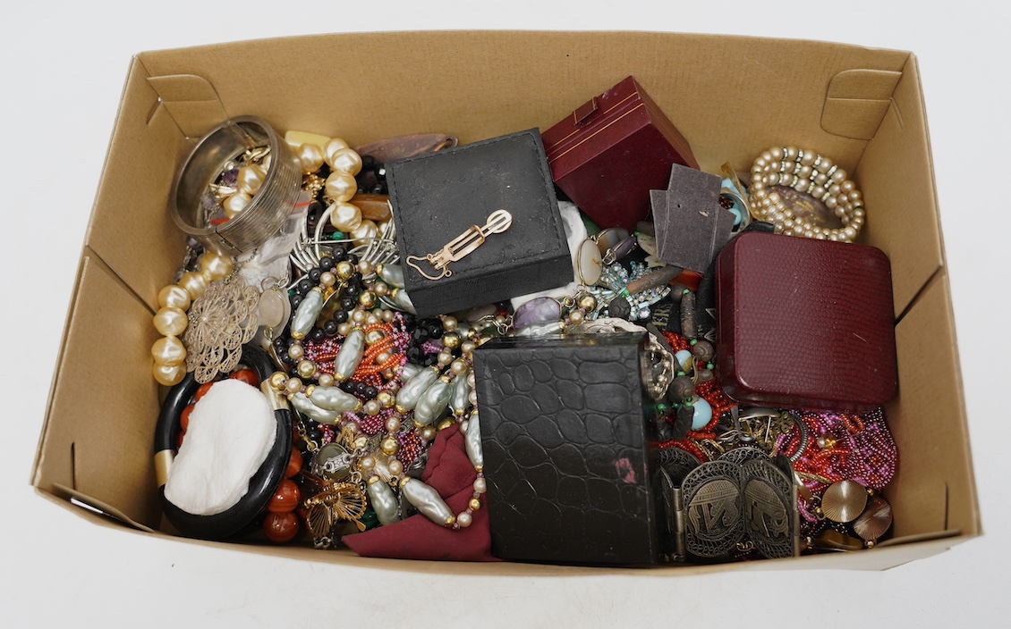 A 14k and nephrite set clip and a quantity of assorted mainly costume jewellery, including malachite necklace and others, earrings, rings, watches, etc. Condition - poor to fair